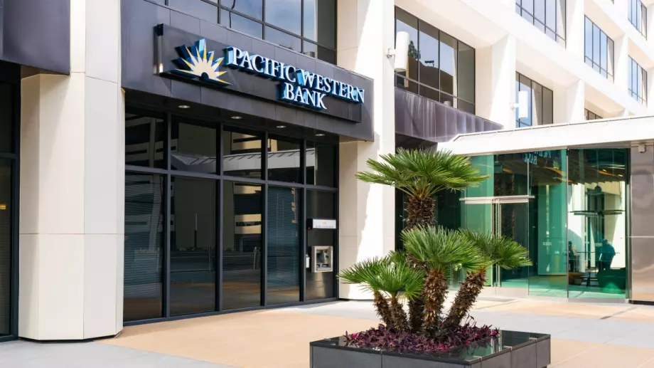 Акциите на банка PacWest се сринаха, след като обяви, че е загубила 20% от депозитите си