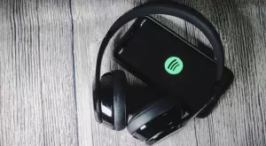 Spotify съкращава стотици работни места в подразделението за подкасти