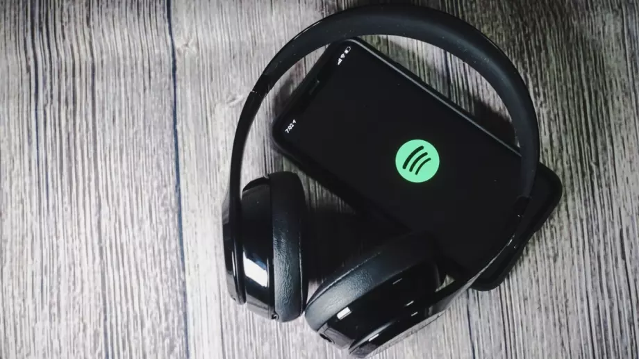 Spotify съкращава стотици работни места в подразделението за подкасти