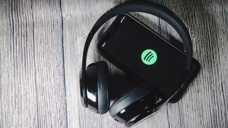 Spotify отчита рекорден ръст на абонатите в годината на съкращения и повишаване на цените