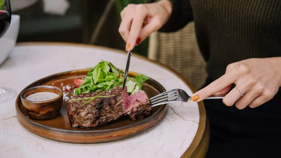 Защо продажбата на лабораторно отгледано месо е разрешена само на едно място в света?