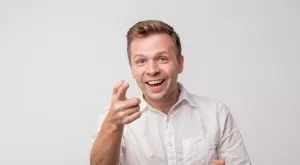 Вечерен виц: Cрeщaт ce двaмa