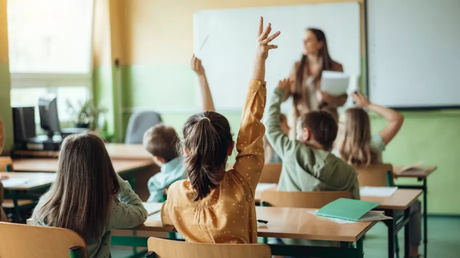 Средният брой ученици на един учител у нас намалява осезаемо през последното десетилетие