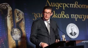 Първият чужденец, носител на Приз "Буров", е Кристоф Де Мил